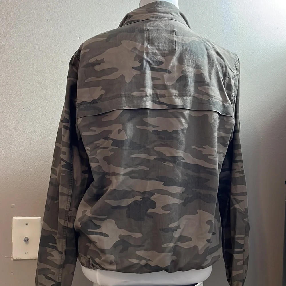Sanctuary Camo print long sleeve button up waist length jacket with pockets M